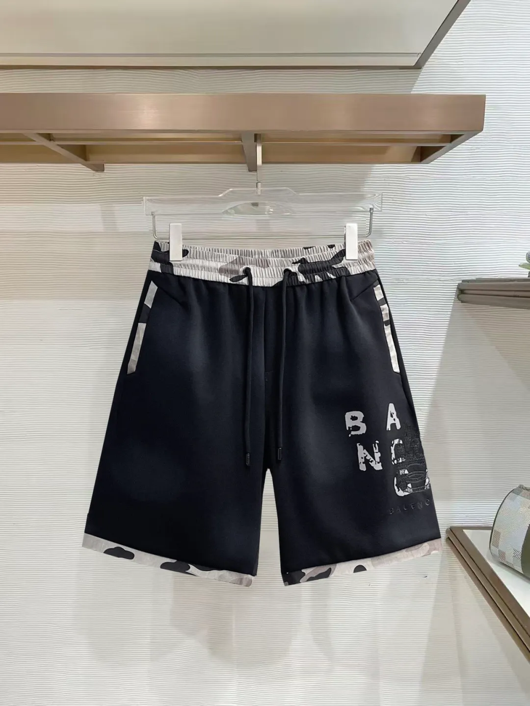 Balenciaga's three-standard complete 2026 summer New Arrival men's casual shorts, advanced custom-made Breathable fabric, Breathable fabric, extremely stretchy and comfortable, impeccable details, top-grade accessories, original logo design concept, delicate and soft feel! The upper body fit is awesome! Size: M-XXXL Please state your height and weight when ordering